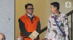 Direktur Utama Perum Perikanan Indonesia, Risyanto Suanda (kiri) usai menjalani pemeriksaan lanjutan oleh penyidik di Gedung KPK, Jakarta, Jumat (1/11/2019). Risyanto diperiksa sebagai tersangka terkait suap izin kuota impor ikan frozen pacific mackerel atau ikan salem. (merdeka.com/Dwi Narwoko)