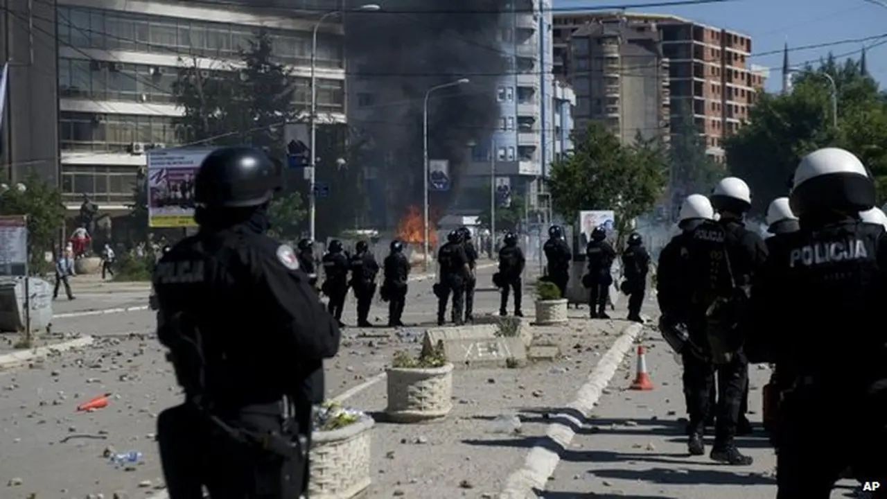 Pukul Mundur Demonstran Kosovo, Polisi Lempar Gas Air Mata 