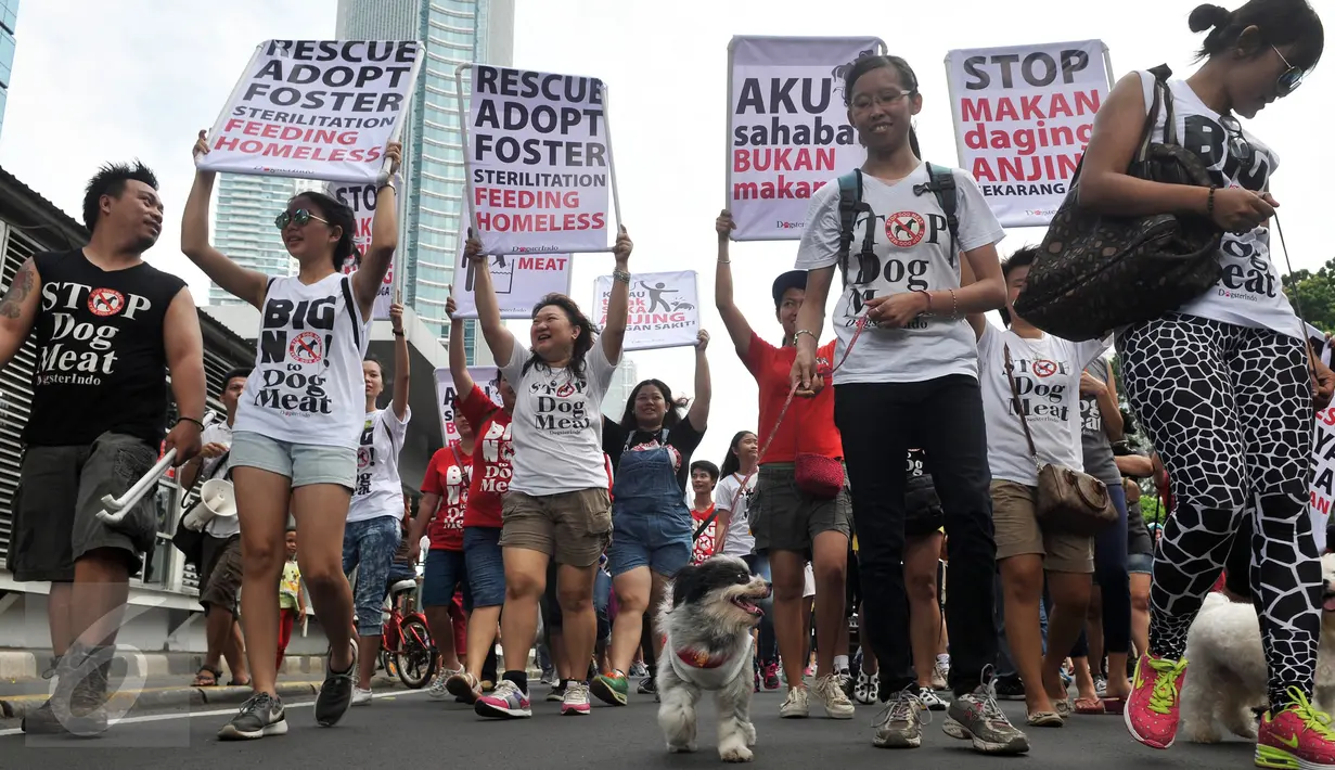 Komunitas pecinta anjing membawa aneka poster saat aksi di Bundaran HI, Jakarta, Minggu (13/12/2015). Mereka meminta semua pihak untuk tidak memakan daging anjing karena anjing adalah sahabat bukan makanan. (Liputan6.com/Johan Tallo)