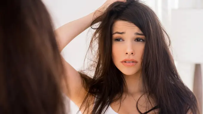 Penuaan Rambut Ternyata Nggak Pandang Usia, Ini Penyebabnya yang Anak Muda Wajib Waspadai