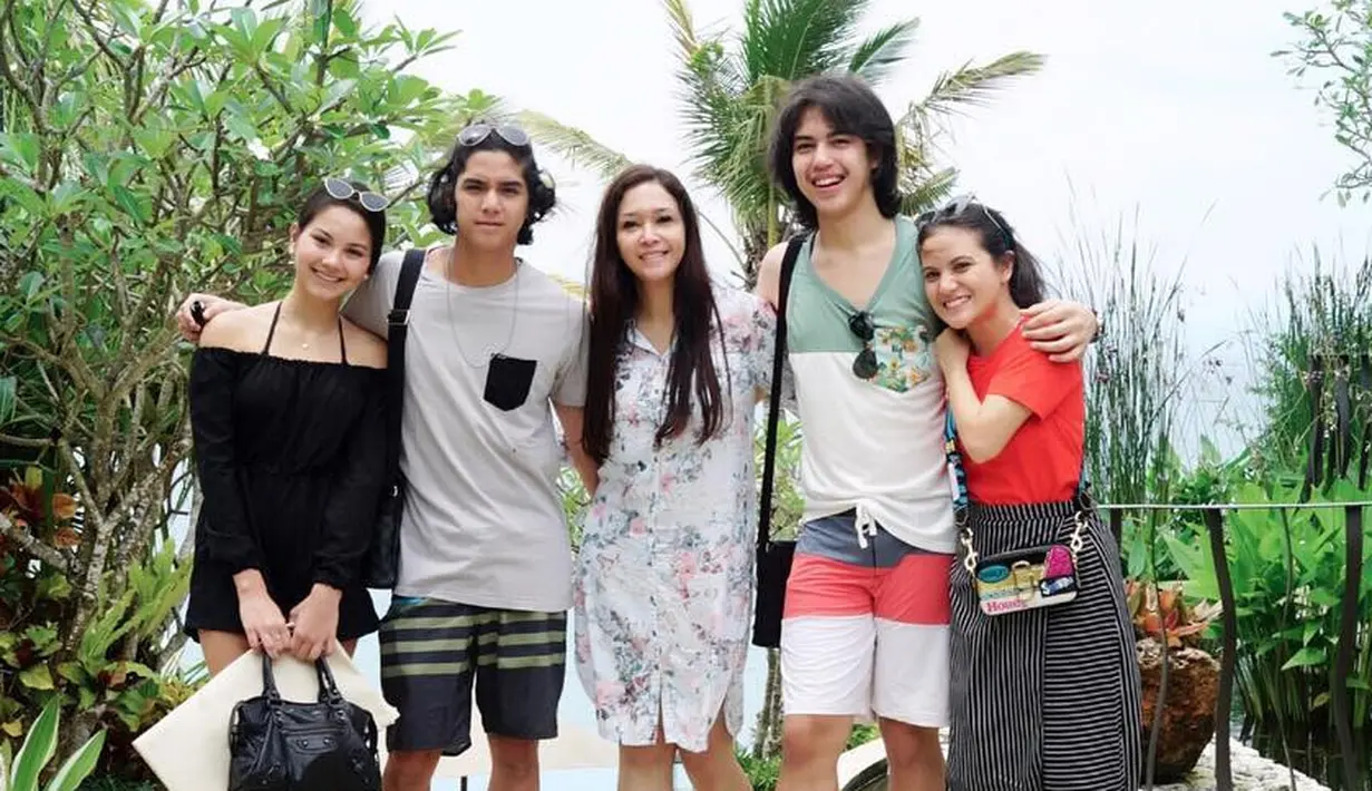 Bukan siapa-siapa, ternyata lelaki yang memberikan ucapan romantis di hari ulang tahunnya adalah Al Ghazali, anak sulungnya dari pernikahannya bersama Ahmad Dhani. Dan begini  cara Al memberikan ucapan kepada sang bunda. (Instagram/maiaestiantyreal)