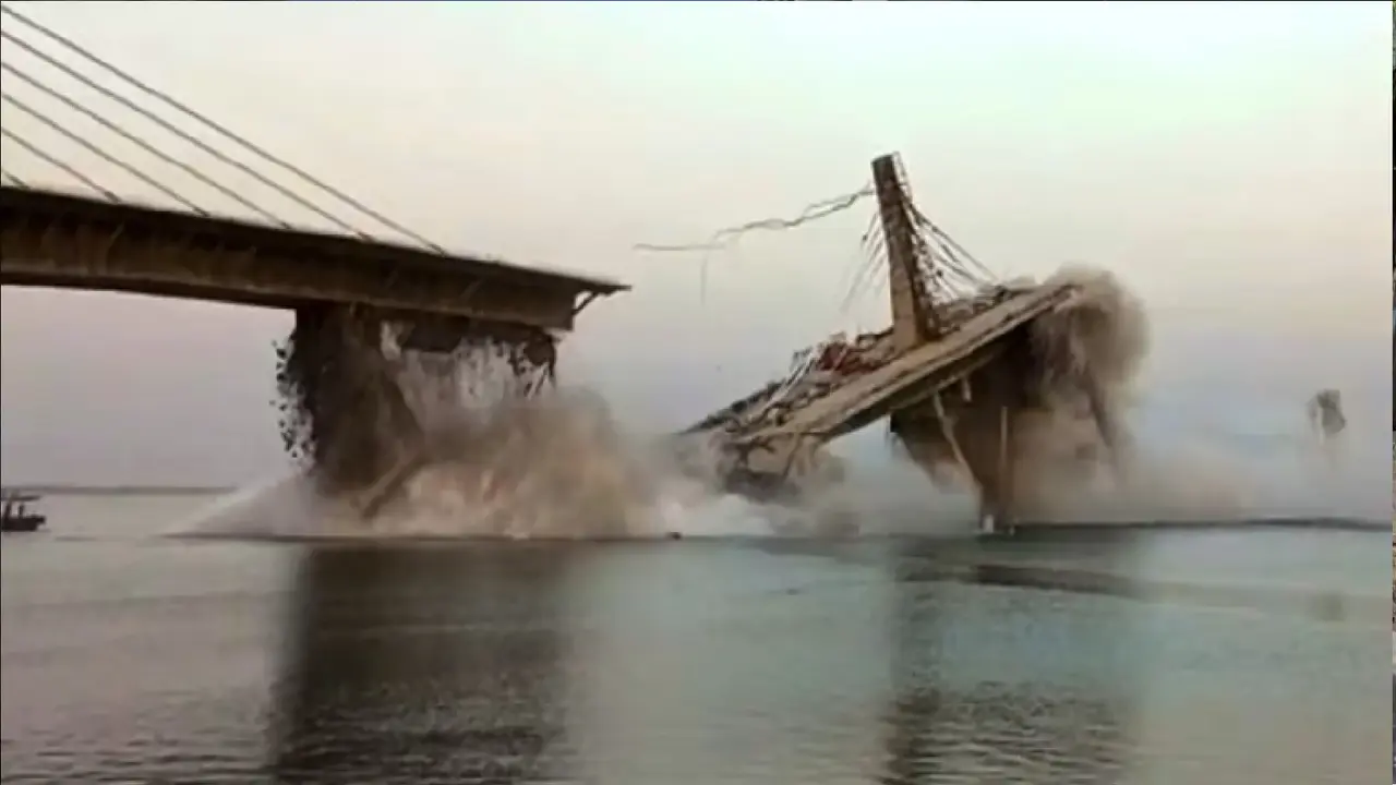 Foto yang diambil pada 4 Juni 2023 ini menunjukkan jembatan yang sedang dibangun runtuh ke sungai Gangga di Distrik Bhagalpur di negara bagian Bihar, India timur. (AFP)