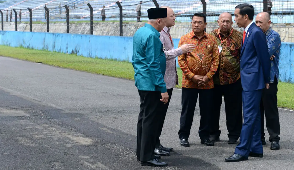 Presiden Jokowi mendengarkan penjelasan pembalap Ananda Mikola saat meninjau Sirkuit Internasional Sentul, Bogor, Selasa (6/3). Saat peninjauan, Jokowi juga didampingi oleh ayah Ananda Mikola, Tinton Suprapto. (Liputan6.com/Pool/Kris-Biro Pers Setpres)