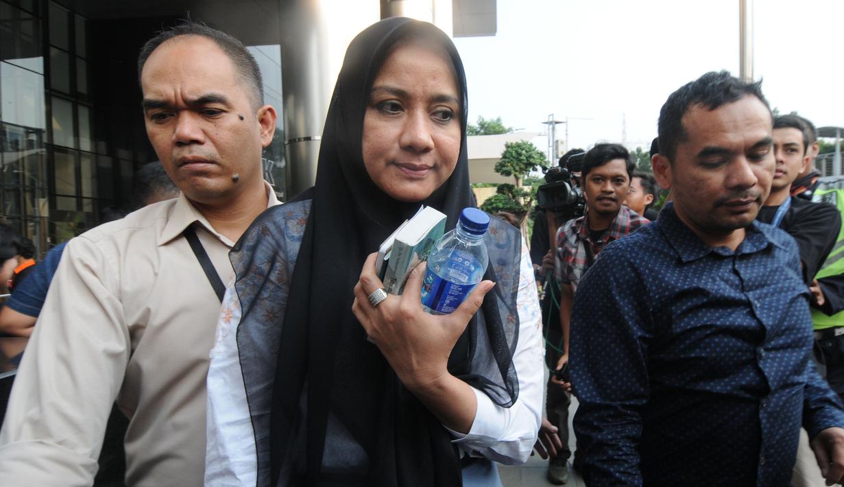 Istri Gubernur Aceh nonaktif Irwandi Yusuf, Darwati Agani seusai pemeriksaan di Gedung KPK, Jakarta, Selasa (31/7). Dalam pemeriksaan kali ini, Darwati diperiksa untuk tersangka perantara suap Irwandi, Teuku Syaiful Bahri. (Merdeka.com/Dwi Narwoko)