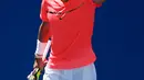 Petenis Spanyol, Rafael Nadal berselebrasi setelah berhasil lolos ke perempatfinal turnamen AS Terbuka 2017 di New York, Senin (4/9). Ini adalah pertama kalinya Nadal berada di perempat final dalam empat tahun terakhir. (AP Photo/Jason Decrow)