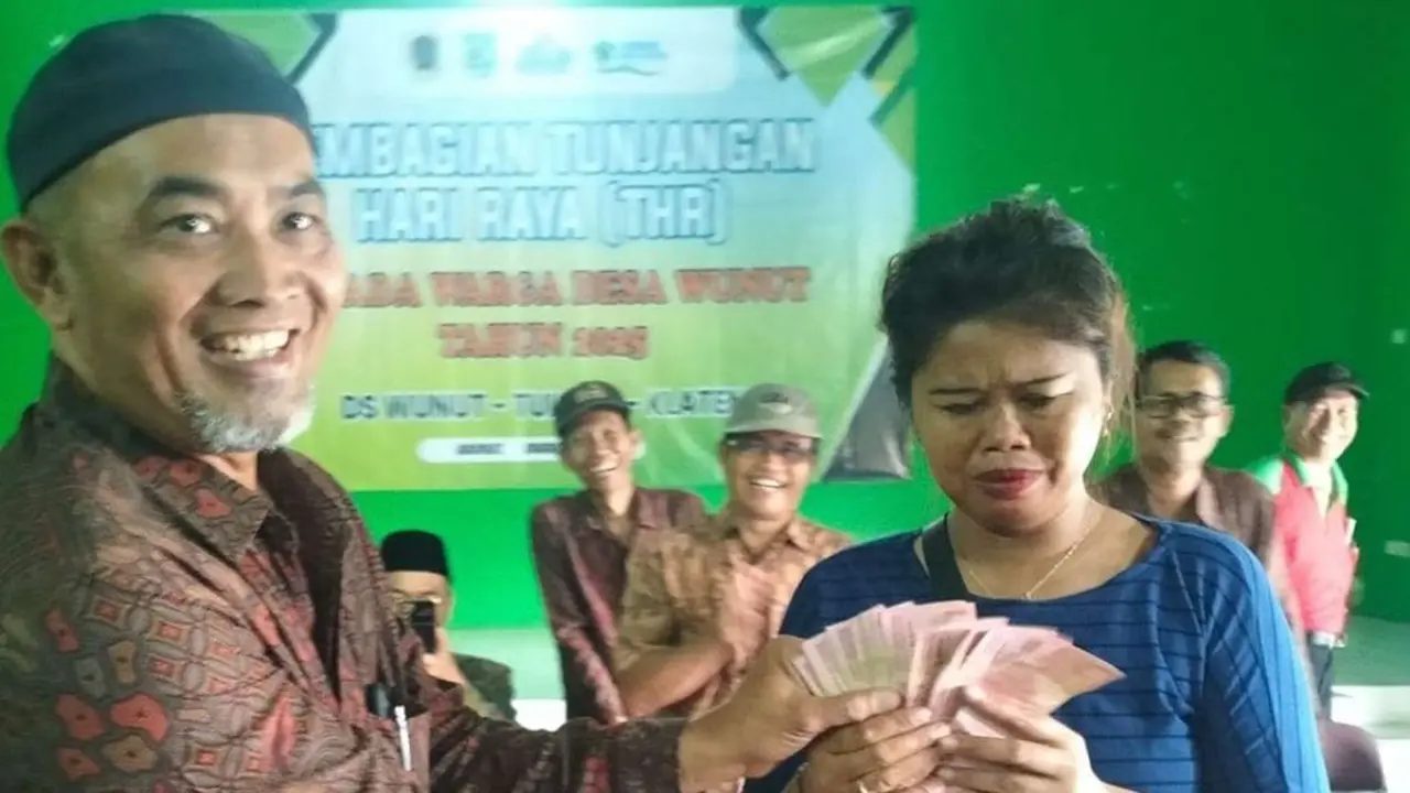 Kades Jujur di Desa Wunut Klaten Rutin Beri Warga Desanya THR Rp200 Ribu, Termasuk Bayi