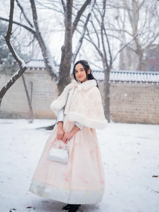 Lyodra tampil dengan begitu manis di tengah hujan salju yang kebetulan turun [@lyodraofficial]