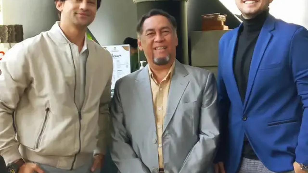6 Potret Kenangan Joshua Pandelaki dengan Rekan Selebriti, Artis Senior yang Hangat