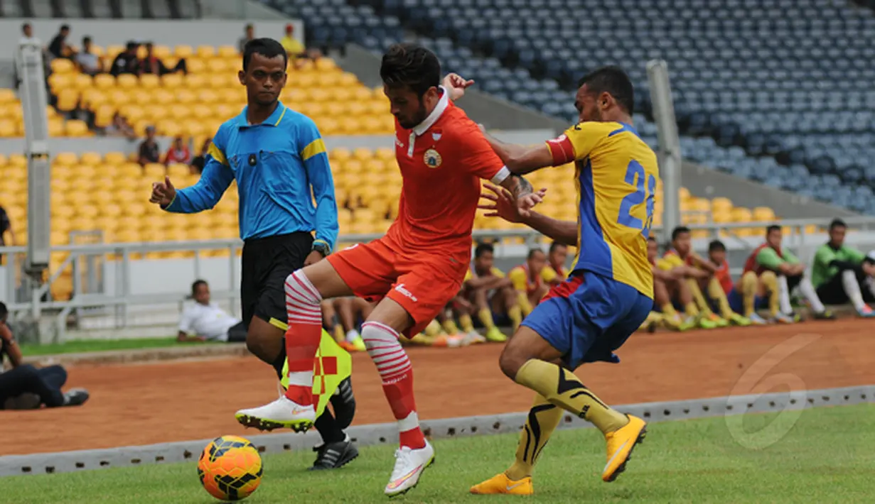 Gelandang Persija, Stefano Lilipaly (tengah) berusaha melewati bek Barito Putera, Rizky Ripora saat laga uji coba di Stadion GBK Jakarta, Rabu (4/2/2015). Persija unggul 2-1 atas Barito Putera. (Liputan6.com/Helmi Fithriansyah)