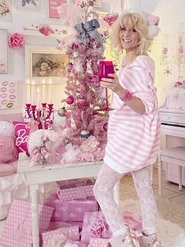 Viral Nenek 54 Tahun Hidup Bak Boneka Barbie, Ini 6 Potretnya yang Nyentrik