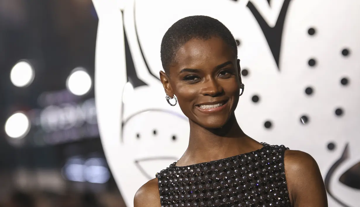Letitia Wright berpose saat tiba menghadiri pemutaran perdana film 'Black Panther: Wakanda Forever' di London, Kamis, 3 November 2022. Ia memadukan penampilannya dengan sejumlah perhiasan menarik, termasuk cincin berlian dan anting-anting. (Photo by Scott Garfitt/Invision/AP)