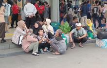 FOTO: Ragam Cara Pemudik di Stasiun Senen 'Bunuh Waktu' Tunggu Giliran Berangkat