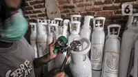Relawan memeriksa tabung oksigen di Gudang Oksigen Untuk Warga, Utan Kayu, Jakarta, Kamis (8/7/2021). Saat ini, tersedia 275 tabung oksigen ukuran 1 meter kubik. (merdeka.com/Iqbal S. Nugroho)