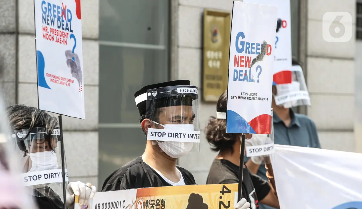 Massa mengenakan pelindung wajah dan masker saat menggelar aksi di depan Kedubes Korea Selatan di Jakarta, Kamis (25/6/2020). Dalam aksinya, mereka meminta Korsel membatalkan rencana pendanan untuk proyek PLTU Jawa 9 dan 10 di Banten yang dinilai merusak lingkungan. (Liputan6.com/Faizal Fanani)