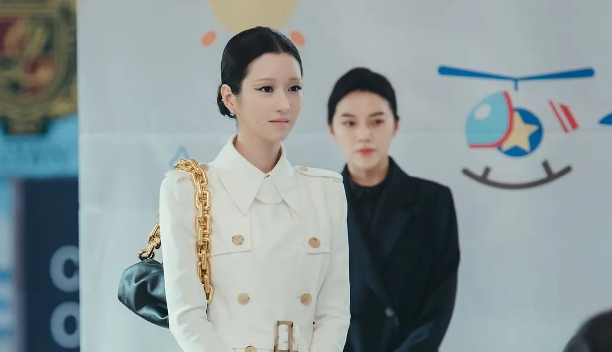 Seo Ye Ji juga kerap tampil dengan coat panjang. Salah satunya dalam foto ini, coat putih yang dipadu dengan tas yang rantainya berukuran besar.  (Foto: Instagram/ tvn_drama)