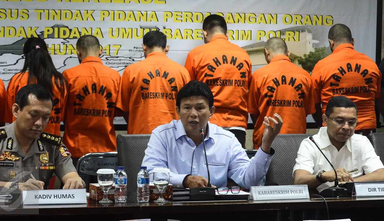 Kabareskrim Polri Komjen Pol Ari Dono Sukmanto (tengah) didampingi Kabag Mitra Biro Penmas Divisi Humas Polri Kombes Pol Awi Setiyono (kiri) saat jumpa pers terkait pengungkapan kasus perdagangan orang, Jakarta, Rabu (17/5). (Liputan6.com/Faizal Fanani)