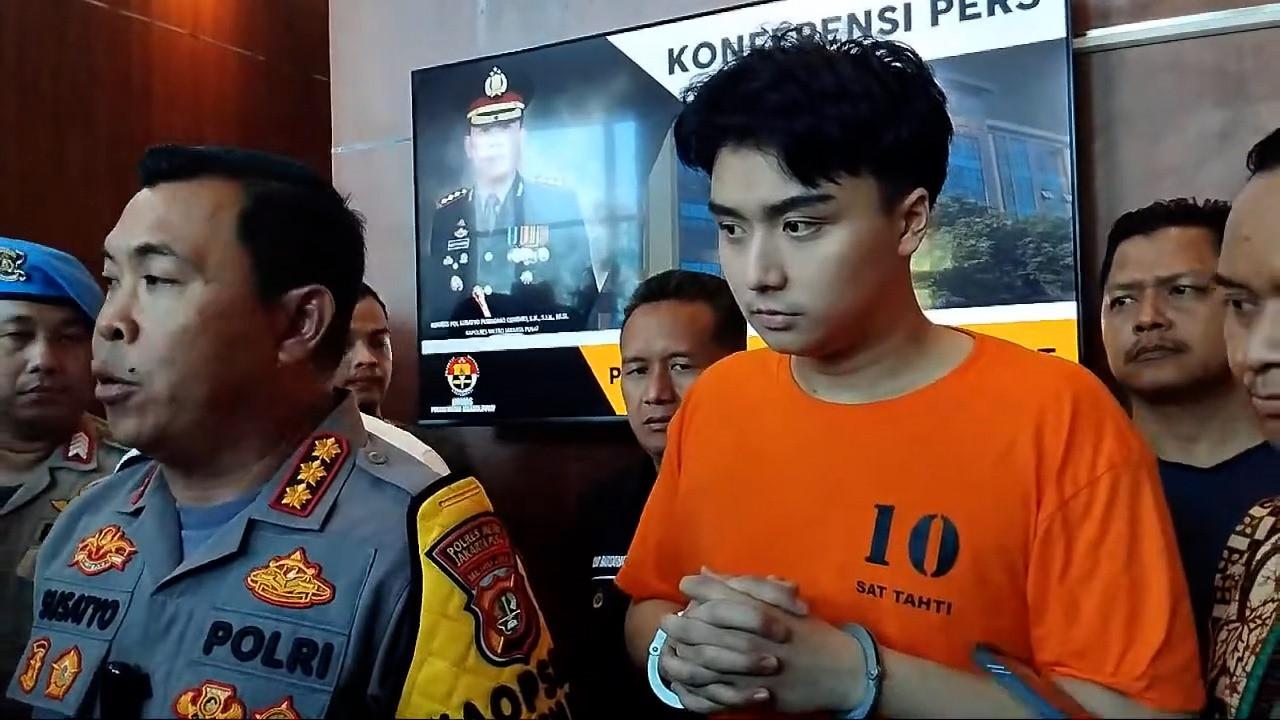 Leon Dozan ditangkap polisi atas dugaan penganiayaan terhadap Riona Aurora Senduk, kekasihnya.