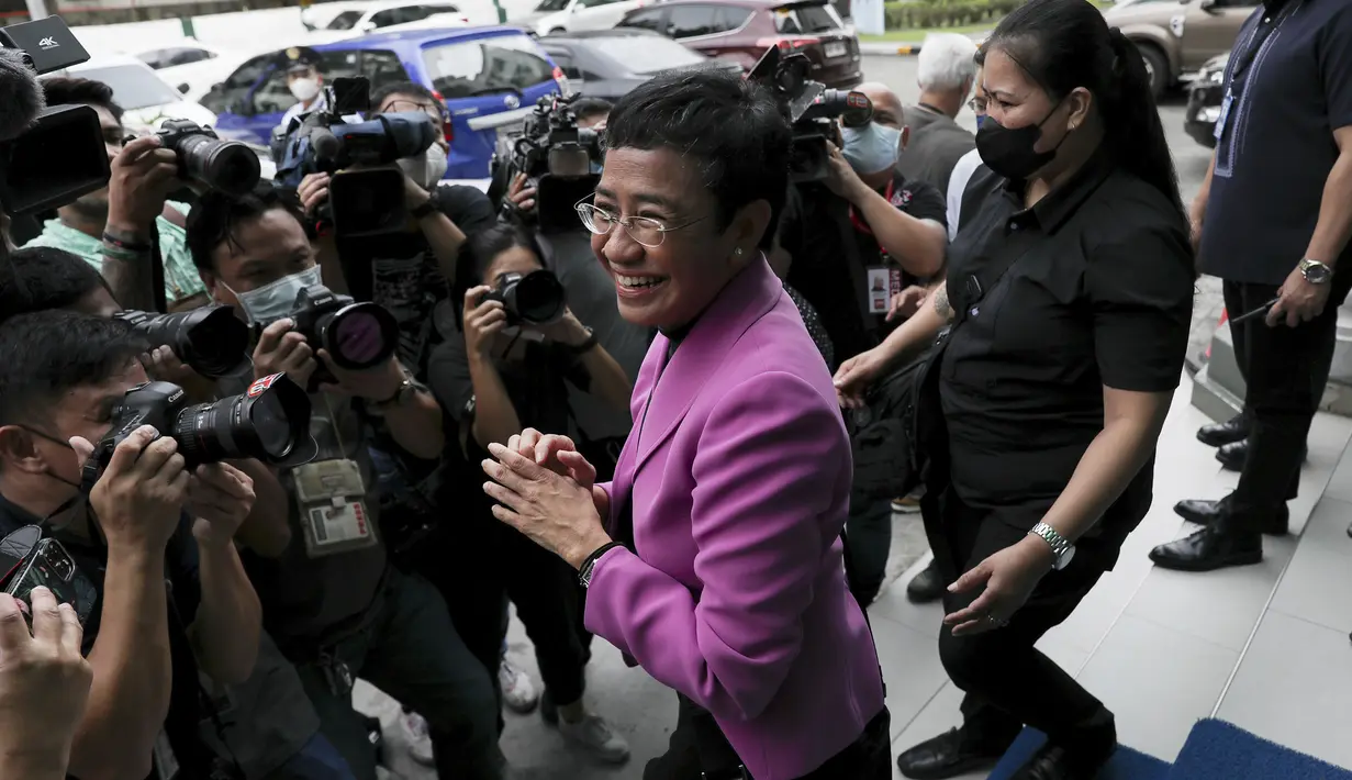 Wartawan Filipina Maria Ressa, salah satu pemenang Hadiah Nobel Perdamaian 2021 dan CEO Rappler, meninggalkan gedung Pengadilan Banding Pajak setelah keputusan pengadilan di Quezon City, Rabu (18/1/2023). Terlepas dari keputusan tersebut, masa depan Rappler, yang didirikan Ressa sekitar satu dekade lalu, masih belum pasti.  (AP Photo/Basilio Sepe)