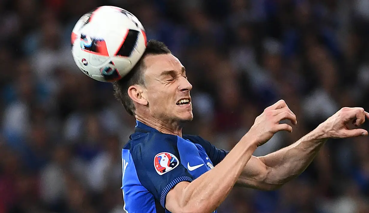 2. Laurent Koscielny, tampil gemilang bersama Prancis membuat bek Arsenal ini menjadi buruan dari Bayern Munchen. Menurut Daily Express niat ini sulit terwujud karena Arsene Wenger masih membutuhkan jasanya. (AFP/Anne-Christine Poujoulat)