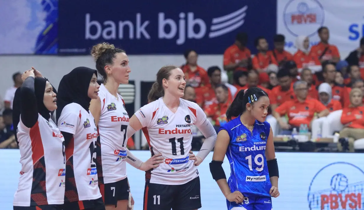 <p>Para pemain Jakarta Pertamina Enduro, Polina Shemanova (kedua kiri) dkk menunggu keputusan rekaman video challenge saat menghadapi Jakarta BIN pada laga seri kedua putaran kedua PLN Mobile Proliga 2024 di GOR Si Jalak Harupat, Kabupaten Bandung, Sabtu (8/6/2024). Jakarta Pertamina Enduro kalah 0-3 (22-25, 24-26, 25-27). (Dok. PBVSI)</p>