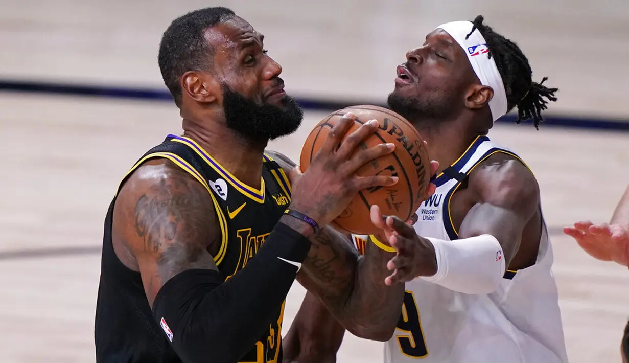 Pebasket Los Angeles Lakers, LeBron James, berebut bola dengan pebasket Denver Nuggets, Jerami Grant, pada gim kedua final wilayah barat Playoff NBA 2020, Senin (21/9/2020). Lakers menang dengan skor 105-103. (AP/Mark J. Terrill)