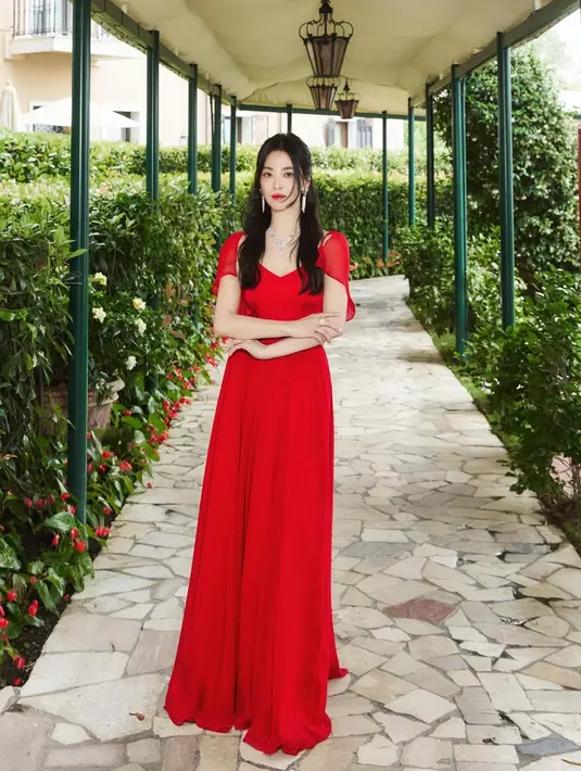 Pesona anggun Song Hye Kyo kian menyala dengan dress merah bergaya klasik. Dipadu dengan kalung dan anting berlian yang beri kesan mahal [@kyo1122]