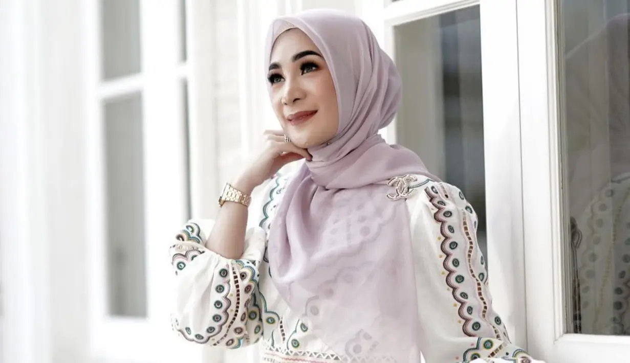Dalam balutan busana kasual, ibu dari tiga anak ini terlihat santai namun tetap modis. Maka tak heran apabila Erin kerap menjadi trendsetter bagi para hijabers. (Liputan6.com/IG/erintaulany)