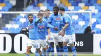 Para pemain Napoli merayakan gol yang dicetak Lorenzo Insigne dalam laga giornata 18 Serie A Italia kontra Fiorentina di Stadio Diego Armando Maradona, Minggu (17/1/2021). Napoli menang telak 6-0 dalam pertandingan itu. (Alessandro Garofalo/LaPresse via AP)