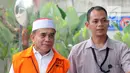 Gubernur Aceh Irwandi Yusuf dikawal petugas berjalan saat tiba di gedung KPK, Jakarta, Rabu (25/7). Irwandi Yusuf diperiksa sebagai tersangka terkait dugaan menerima suap dana Otonomi Khusus (Otsus) Provinsi Aceh tahun 2018. (Merdeka.com/Dwi Narwoko)