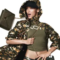 Bella Hadid hadir penuh semangat dalam kampanye fashion terbaru.