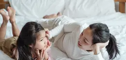 Salah satu contoh parenting yang tepat adalah terjalinnya komunikasi 2 arah antara ibu dan anak yang membiarkan anak memahami dan menyampaikan perasaan mereka (Foto: Pexels.com/Ketut Subiyanto)