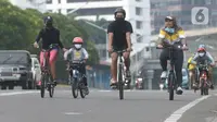 Warga bersepeda di sepanjang Kawasan MH Thamrin,Jakarta, Jumat (30/10/2020). Aktivitas memilih berolahraga sepeda sebagai alternatif liburan panjang sekaligus menjaga imunitas tubuh di tengah pandemi virus Corona. (merdeka.com/Imam Buhori)