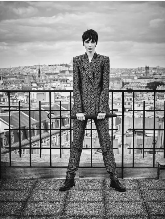 Ia juga hadirkan songket bermotif floral yang begitu elegan saat dikenakan. Karya Didit Hadiprasteya