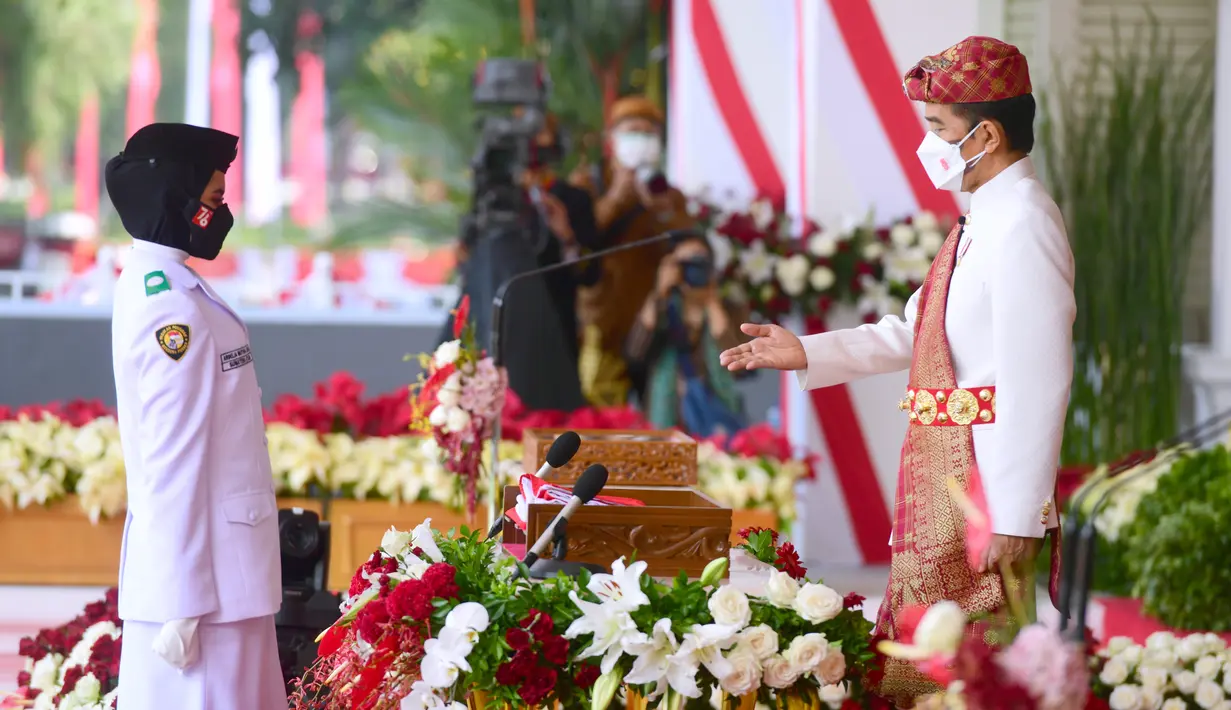 Presiden Joko Widodo mempersilakan Pasukan Pengibar Bendera Pusaka (Paskibraka) mengambil Bendera Merah Putih saat upacara peringatan HUT ke-76 RI di Istana Merdeka, Selasa (17/8/2021). (Foto:Muchlis Jr-Biro Pres Sekretariat Presiden)