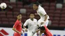 Kapten Indonesia, Hansamu Yama, menyundul bola saat melawan Singapura pada laga Piala AFF di Stadion Nasional, Singapura, Jumat (9/11). Indonesia menang atas Singapura. (Bola.com/M Iqbal Ichsan)