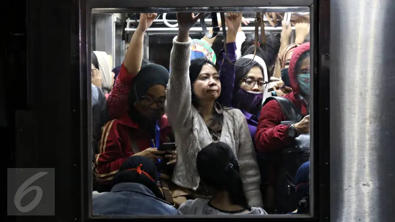 20151124-Penumpang Tetap Berjubel Meski Perjalanan KRL Alami Gangguan-Jakarta
