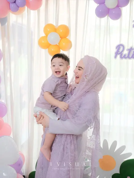 Dalam kesempatan tersebut, Irish Bella tampil cantik dan anggun berbalut dress brokat nuansa warna lilac yang senada dengan dekorasi serba pastel di sekitarnya. (Instagram/_irishbella_).