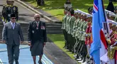 Presiden Republik Indonesia Prabowo Subianto (kiri) bersama Perdana Menteri Republik Fiji Fiji Sitiveni Rabuka memeriksa barisan pasukan jajar kehormatan saat upacara penyambutan di halaman Istana Kepresidenan di Jakarta pada Kamis 24 April 2025. (BAY ISMOYO/AFP)