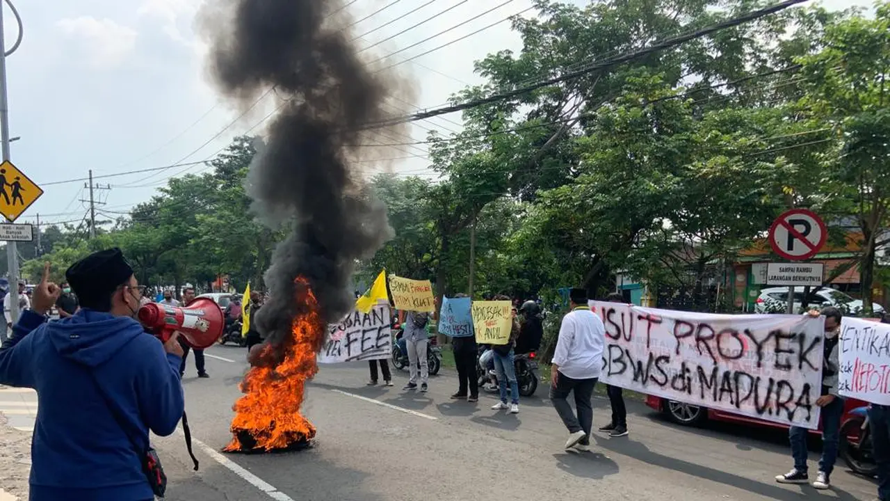 PW SEMMI  Jawa Timur demonstrasi di depan Balai Besar Wilayah Sungai (BBWS) Brantas di Wiyung Kota Surabaya pada Kamis (2/6/2022). (Istimewa).