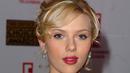 Bagaimana cocok tidak saat Scarlett Johansson memakai lipstik bewarna merah merona? Foto ini diambil pada tahun 2004. (Dok/Popsugar)