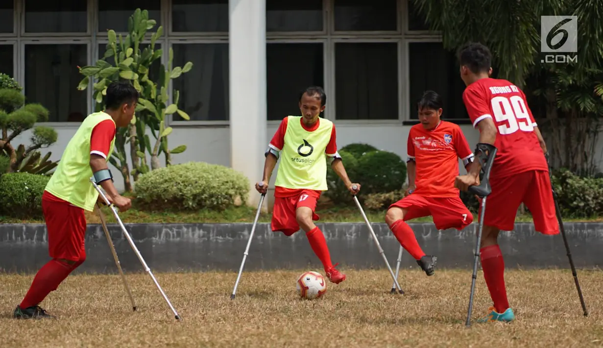 Tim Garuda Indonesia Amputee Football (INAF) mengikuti sesi latihan di kawasan Pesanggrahan, Jakarta, Sabtu (3/8/2019). Latihan tersebut digelar untuk persiapan laga uji coba menghadapi salah satu tim sepak bola amputasi di Inggris dan Jepang pada tahun 2020 nanti. (Liputan6.com/Immanuel Antonius)