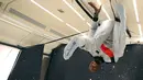 Ekspresi sprinter Jamaika, Usain Bolt saat mencoba ruangan gravitasi nol dalam pesawat Airbus Zero-G di Reims, Prancis, Rabu (12/9). Bolt mengatakan dia merasa seperti anak di toko permen. (Laurent Theillet, Mumm/Novespace via AP)