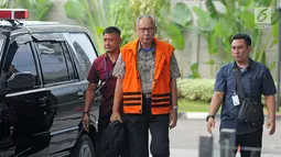 Dokter Bimanesh Sutarjo berjalan saat akan menjalani pemeriksaan di Gedung KPK, Jakarta, Rabu (31/1). Bimanesh hanya membisu soal agenda pemeriksaannya hari ini. (Liputan6.com/Herman Zakharia)