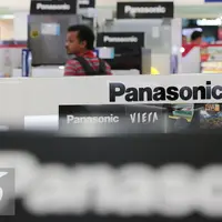 Sejumlah produk Panasonic terlihat di Elektronic City, Jakarta, Kamis (4/2). Kabar penutupan dua pabrik PT Panasonic Lighting di Jawa Timur dan Jawa Barat, tidak akan mempengaruhi bisnis penjualan Panasonic di Tanah Air. (Liputan6.com/Angga Yuniar)