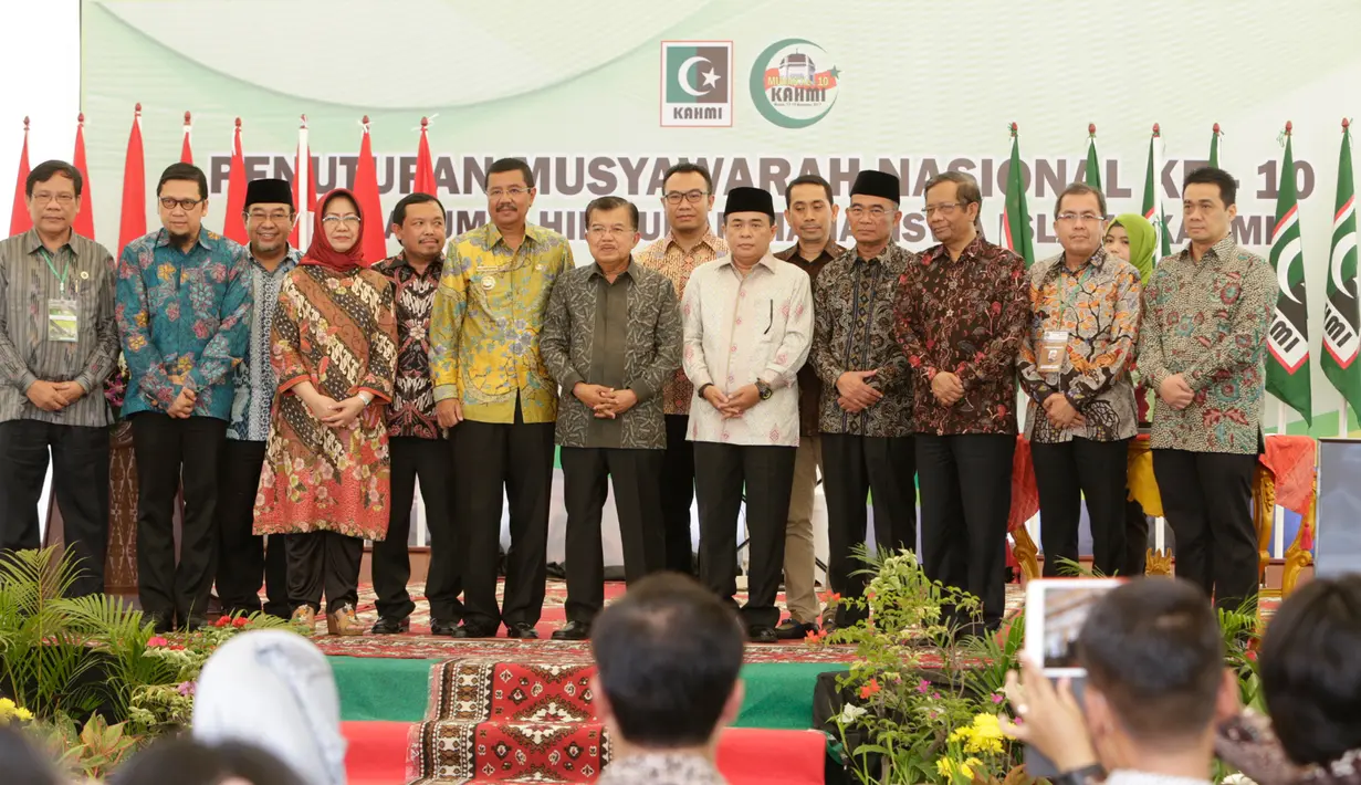 Wakil Presiden, Jusuf Kalla (tengah) berfoto bersama pada penutupan Musyawarah Nasional (Munas) Korps Alumni Himpunan Mahasiswa Islam (KAHMI) ke-10 di Medan, Sumatera Utara, Minggu (19/11). (Liputan6.com/Pool/KAHMI)