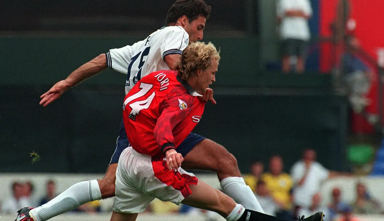 Jordi Cruyff. Gelandang serang putra dari Johan Cruyff ini didatangkan Manchester United dari Barcelona pada musim 1996/1997. Akibat rentan cedera, total 4 musim ia hanya bermain dalam 58 laga dengan mengoleksi 8 gol. Ia kembali ke LaLiga pada 2000/2001 menuju Alaves. (Foto: AFP/Adrian Dennis)