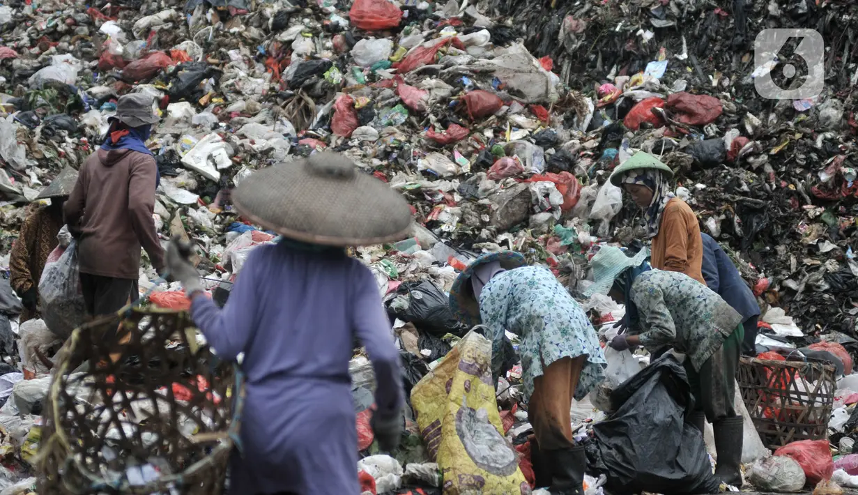 Aktivitas pemulung di Tempat Pembuangan Akhir (TPA) Cipayung, Depok, Jawa Barat, Kamis (9/4/2020). Komunitas Plastik Untuk Kebaikan (PUK) mencatat sekitar 4 juta pemulung di Indonesia turut terkena dampak pandemi virus Corona atau Covid-19 dan rentan tertular. (merdeka.com/Iqbal S. Nugroho)