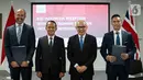 (ki-ka) CEO Britishvolt Orral Nadjari, Menteri Investasi / Kepala BKPM Bahlil Lahadalia, Duta Besar RI untuk Inggris Raya Desra Percaya dan Ketua Dewan Pertimbangan KADIN Indonesia / Presdir PT Bakrie & Brothers Anindya Bakrie foto bersama usai MoU di Kedutaan Besar RI di Inggris, Rabu (23/3/2022).