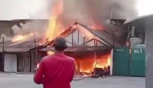 Kebakaran melanda gudang ekspedisi yang berlokasi di Jalan Rawa Buaya RT 01/RW 01, Kelurahan Rawa Buaya, Kecamatan Cengkareng, Jakarta Barat, pada Minggu (28/12/2025). (Dok. Antara)