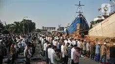 Warga pesisir saat menunaikan Salat Idul Fitri 1444 H di Pelabuhan Sunda Kelapa, Jakarta, Sabtu (22/4/2023).(merdeka.com/Iqbal S. Nugroho)